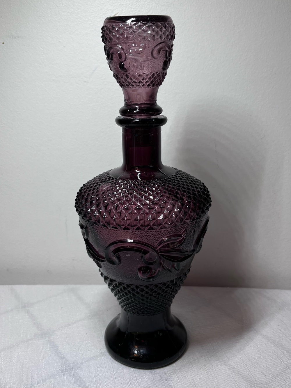 Vintage Deep Purple Glass Decanter & Stopper
Taiwan